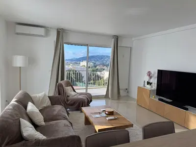 Télévision ou salle de divertissement dans l'établissement La Roseraie - Apt Standing 4 Prs - Piscine - Parking