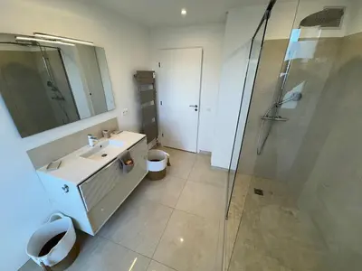Salle de bains dans l'établissement La Roseraie - Apt Standing 4 Prs - Piscine - Parking