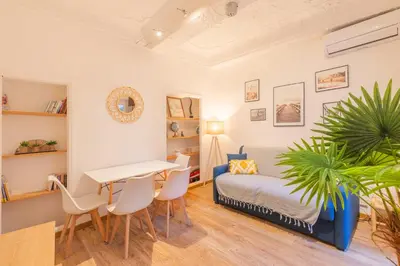 Coin salon dans l'établissement Vieil Antibes, 3 min plage de la Gravette
