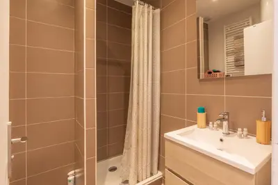 Salle de bains dans l'établissement Vieil Antibes, 3 min plage de la Gravette