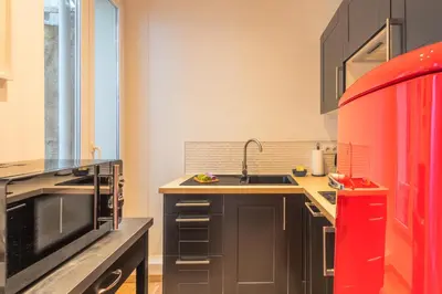 Cuisine ou kitchenette dans l'établissement Vieil Antibes, 3 min plage de la Gravette