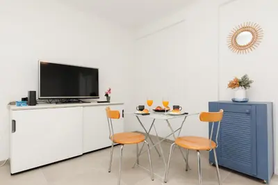 Télévision ou salle de divertissement dans l'établissement Le Lido YourHostHelper
