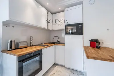 Cuisine ou kitchenette dans l'établissement 2 pièces rue d'Antibes - Climatisation