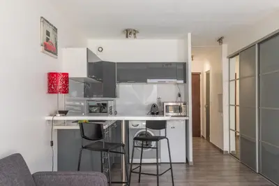 Cuisine ou kitchenette dans l'établissement Le Sylvaplana Centre Juan 3 couchages