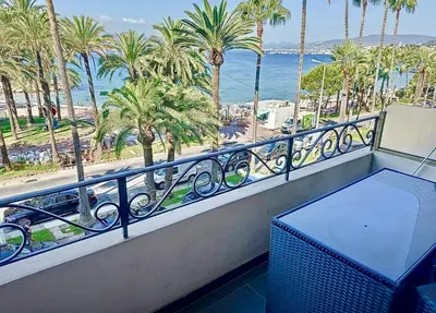 Vue générale sur la mer ou vue sur la mer prise depuis l'appartement