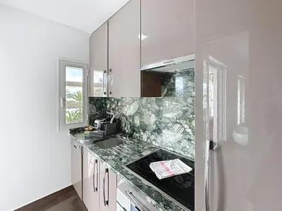 Cuisine ou kitchenette dans l'établissement One bedroom apartment on La Croisette - Sea view