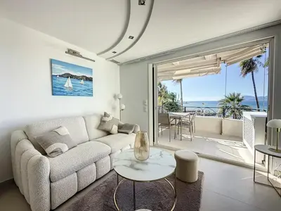 Coin salon dans l'établissement Modern 2-Bedroom Stunning Sea View on La Croisette