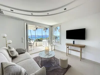 Télévision ou salle de divertissement dans l'établissement Modern 2-Bedroom Stunning Sea View on La Croisette