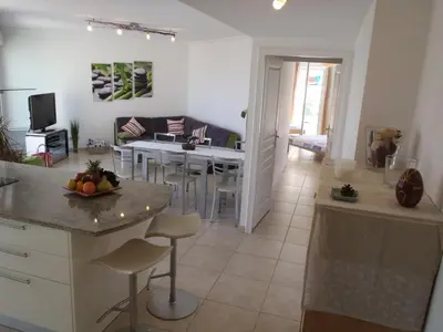 Cuisine ou kitchenette dans l'établissement Appartement Les Alizés