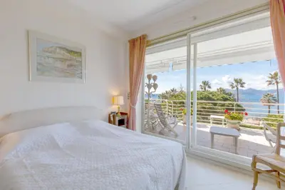 Un ou plusieurs lits dans un hébergement de l'établissement Sea View 95m Apartment with Large Terrace Cannes Croisette