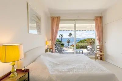 Un ou plusieurs lits dans un hébergement de l'établissement Sea View 95m Apartment with Large Terrace Cannes Croisette
