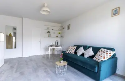 Coin salon dans l'établissement Grand studio vue mer à Antibes
