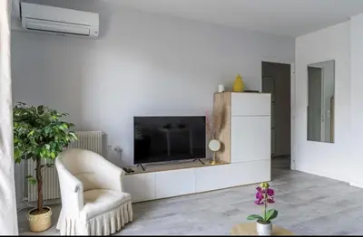 Télévision ou salle de divertissement dans l'établissement Grand studio vue mer à Antibes