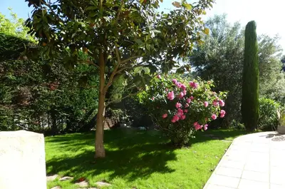 Jardin de l'établissement Grande Villa proche Sophia avec magnifique vue mer