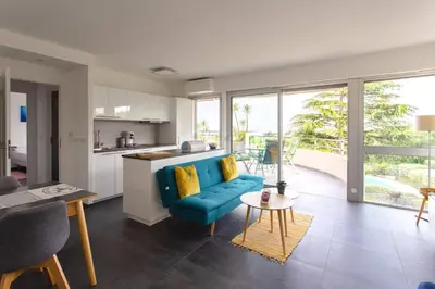 Cuisine ou kitchenette dans l'établissement LES ANGES -F2 Appartement, terrasse vue mer, piscine, wifi