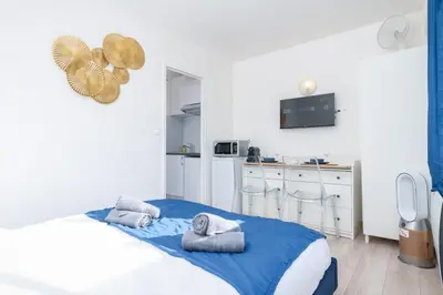 Un ou plusieurs lits dans un hébergement de l'établissement Studio en bord de plage