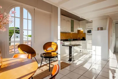 Cuisine ou kitchenette dans l'établissement Sunny duplex close to Croisette, free parking