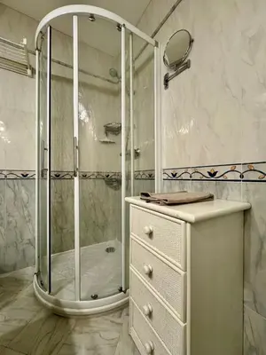 Salle de bains dans l'établissement Le Lys - Apt 4 Prs - clim - piscine - parking