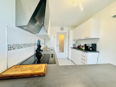 Cuisine ou kitchenette dans l'établissement Le Lys - Apt 4 Prs - clim - piscine - parking