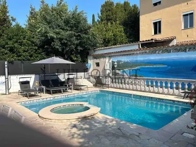 Piscine de l'établissement Grande Villa Cannes Centre havre de paix ou située à proximité