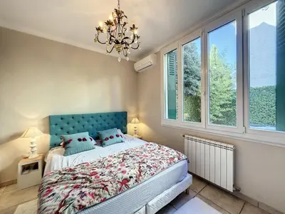 Un ou plusieurs lits dans un hébergement de l'établissement 3-Bedroom house with terrace 5 minutes walking from La Croisette