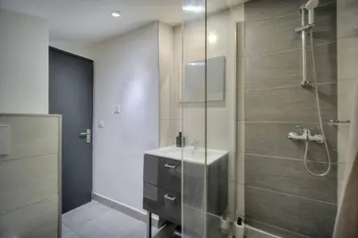 Salle de bains dans l'établissement Le 8 - Cannes