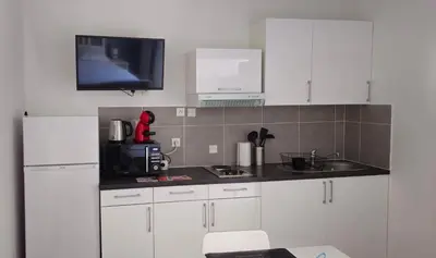 Cuisine ou kitchenette dans l'établissement GRAND Studio meublé-Juan Pins-Logt 5