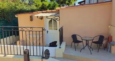 Balcon ou terrasse dans l'établissement GRAND Studio meublé-Juan Pins-Logt 5