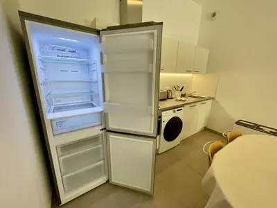 Cuisine ou kitchenette dans l'établissement Havre de paix neuf et éco-responsable à Golfe-Juan