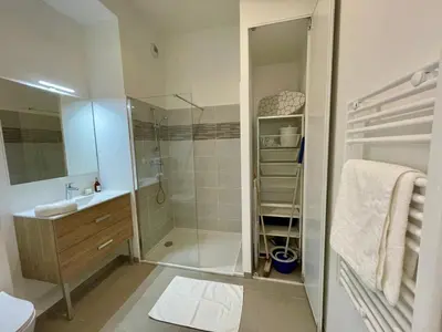 Salle de bains dans l'établissement Havre de paix neuf et éco-responsable à Golfe-Juan