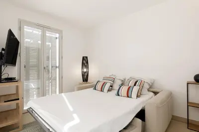 Télévision ou salle de divertissement dans l'établissement CALYPSO- Superbe perle, Vieil Antibes, wifi, climatisation