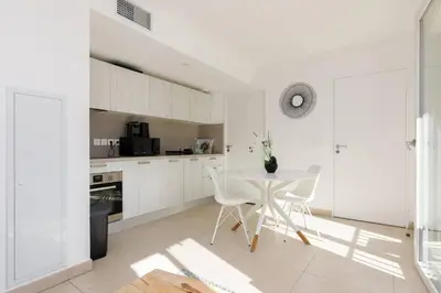Cuisine ou kitchenette dans l'établissement CALYPSO- Superbe perle, Vieil Antibes, wifi, climatisation
