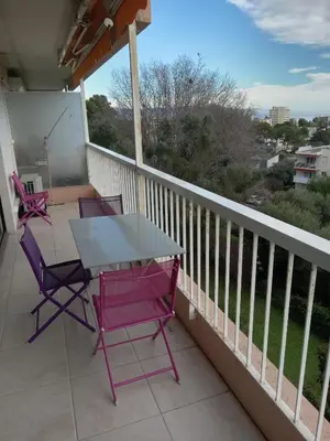 Balcon ou terrasse dans l'établissement Appartement avec vue mer à Antibes
