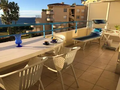 Balcon ou terrasse dans l'établissement Vue Mer Juan les Pins