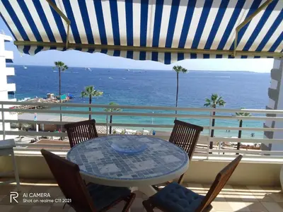 Vue générale sur la mer ou vue sur la mer prise depuis l'appartement
