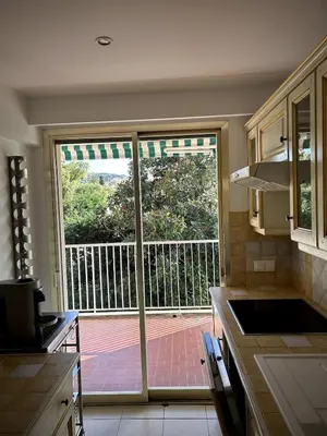 Cuisine ou kitchenette dans l'établissement Appartement à Antibes avec terrasse ensoleillée