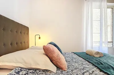 Un ou plusieurs lits dans un hébergement de l'établissement Joli 2 pièces calme & vue au coeur de Biot village