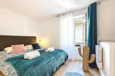 Un ou plusieurs lits dans un hébergement de l'établissement Joli 2 pièces calme & vue au coeur de Biot village
