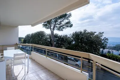 Balcon ou terrasse dans l'établissement Studio with sea and pool view