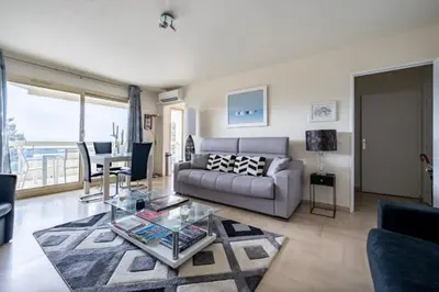 Coin salon dans l'établissement Studio with sea and pool view