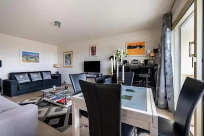 Télévision ou salle de divertissement dans l'établissement Studio with sea and pool view