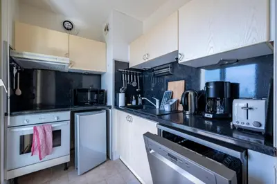 Cuisine ou kitchenette dans l'établissement Studio with sea and pool view