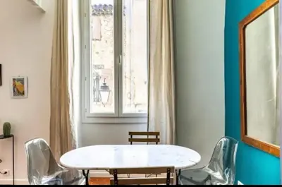 Coin salon dans l'établissement Appartement authentique au centre d'Antibes