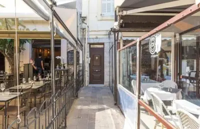 Restaurant ou autre lieu de restauration dans l'établissement Appartement authentique au centre d'Antibes