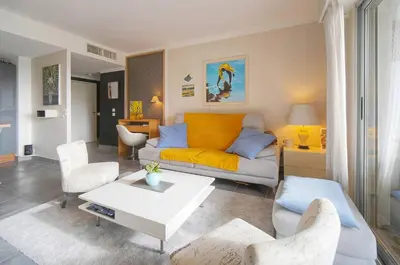 Coin salon dans l'établissement FRGK 'Diane Elegance and Comfort in Antibes'