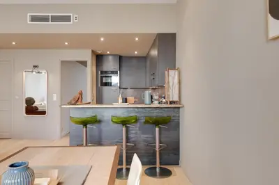 Cuisine ou kitchenette dans l'établissement L'élégance à Antibes , central, 1 min de la plage