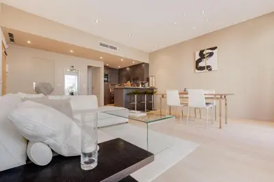 Coin salon dans l'établissement L'élégance à Antibes , central, 1 min de la plage