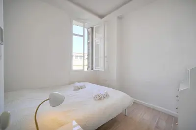 Un ou plusieurs lits dans un hébergement de l'établissement Luxueux 3 chambres BALCON, CARRE D'OR- COEUR DE CANNES A3B129