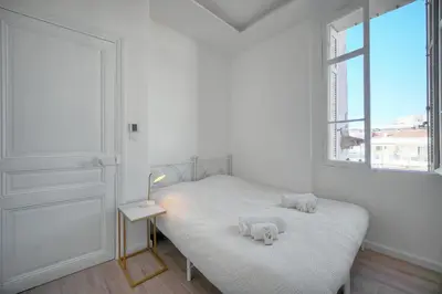 Un ou plusieurs lits dans un hébergement de l'établissement Luxueux 3 chambres BALCON, CARRE D'OR- COEUR DE CANNES A3B129