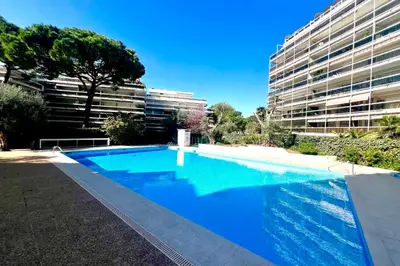 Piscine de l'établissement JUAN LES PINS - 4 people - swimming pool ou située à proximité
